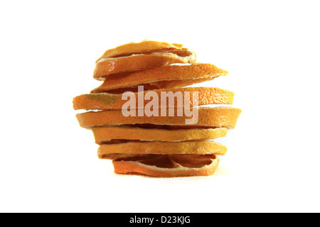 getrocknete Orangenscheibe auf weißen Hintergrund isoliert Stockfoto