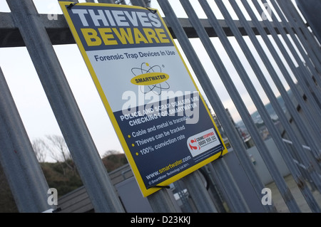 Ein Schild warnt Schrott Metall Diebe Smartwater "forensische Falle Geräte" im Einsatz, UK Stockfoto