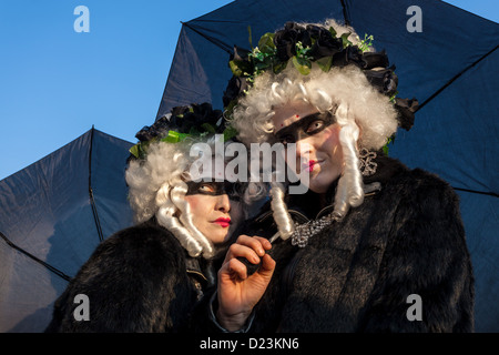 Ein maskiertes Paar an den Karneval in Venedig, Venetien, Italien Stockfoto
