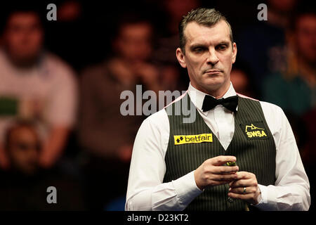 London, UK. 13. Januar 2013.  Mark Davis in Aktion gegen Mark Allen während des Masters Snooker von Alexandra Palace. Stockfoto