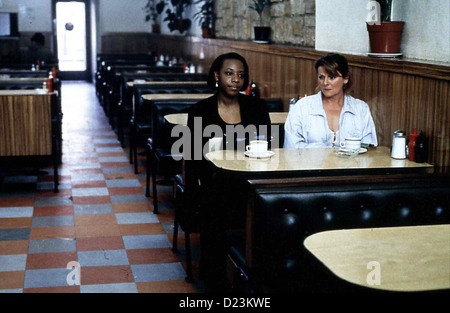 Luegen Und Geheimnisse Geheimnisse liegt Marianne Jean-Baptiste, Brenda Blethyn Hortense (Marianne Jean-Baptiste, l), Eine Junge, Stockfoto