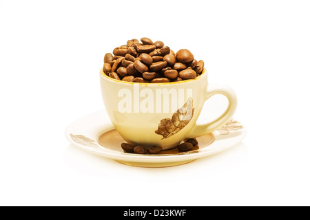 Kaffeetasse mit Kaffeebohnen isoliert auf weiss Stockfoto