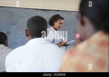 Mangudo, Äthiopien, Almaz Böhm vor Schülern in der neuen Schule Stockfoto