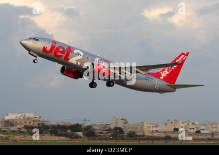 Günstige Flugreisen. Boeing 737-800-Düsenflugzeug der britischen Billigfluggesellschaft Jet2, das auf einem Flug von Malta aus abfliegt Stockfoto