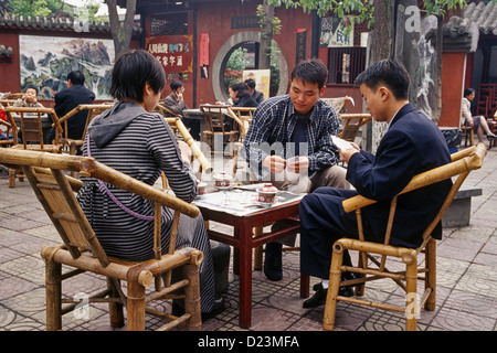 Freunde-Spielkarten in einem Teehaus, große Barmherzigkeit Tempel, Chengdu, Provinz Sichuan, China Stockfoto