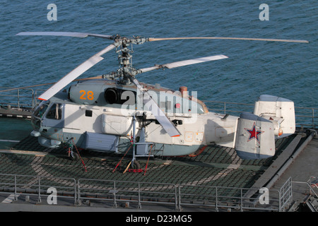 Kamov Ka-27-Hubschrauber der russischen Marine mit ungewöhnlichem Rotormechanismus auf dem hinteren Deck der Fregatte Yaroslav Mudry Stockfoto