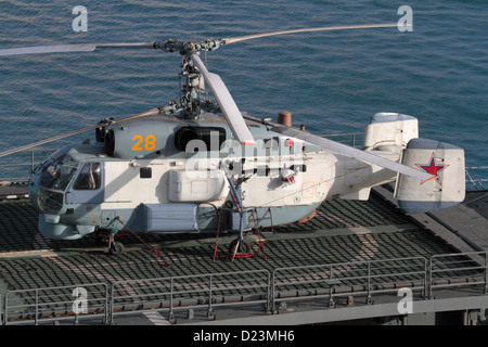 Kamov Ka-27 Hubschrauber der russischen Marine auf dem hinteren Deck der Fregatte Yaroslav Mudry Stockfoto