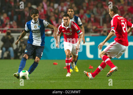 13.01.2013. Lissabon, Portugal - Lucho Gonzalez FC Porto Mittelfeldspieler mit dem Ball während der Fußball-Derby zwischen Benfica Lissabon und FC Porto in Runde 14 der portugiesischen Zon Sagres Liga bei Benfica Luz Stadium in Lissabon Stockfoto