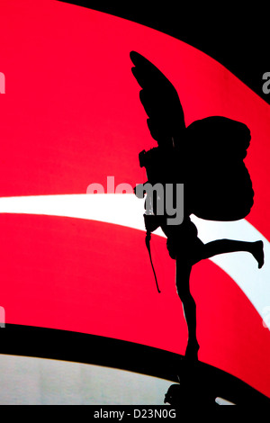 Alfred Gilbert Statue des Eros mit roten Coca-Cola LED unterzeichnen / Werbung im Hintergrund Piccadilly Circus London England UK Stockfoto