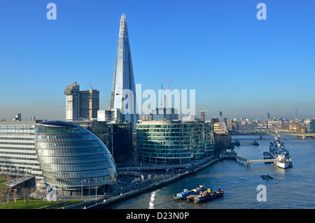 City Hall Guys NHS Hospital & Shard Wahrzeichen Wolkenkratzer Gebäude Blue Sky Day & River HMS Belfast London Stadtbild Urban Skyline Landschaft England Großbritannien Stockfoto