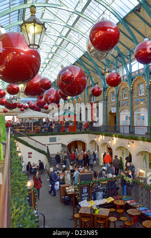 Bar und Café mit Weihnachtsschmuck in Covent Garden Stockfoto