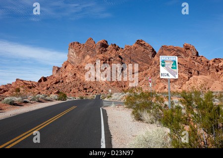 Nevada Panoramastraßen beginnen Wegweiser auf dem weißen Kuppeln Straße Tal des Feuers Staatspark Nevada, usa Stockfoto