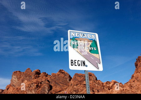 Nevada Panoramastraßen beginnen Wegweiser auf dem weißen Kuppeln Straße Tal des Feuers Staatspark Nevada, usa Stockfoto