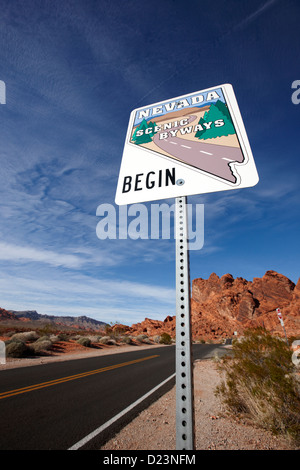 Nevada Panoramastraßen beginnen Wegweiser auf dem weißen Kuppeln Straße Tal des Feuers Staatspark Nevada, usa Stockfoto