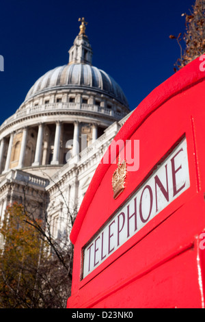 St. Pauls Cathedral mit traditionellen roten Telefonzelle im Vordergrund City of London England UK Stockfoto