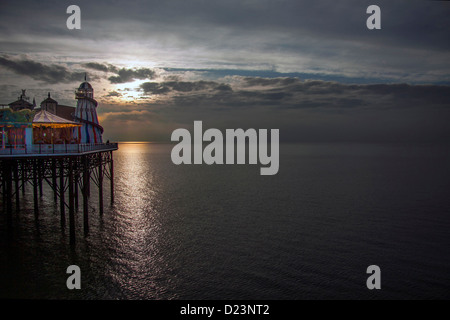 Blick auf das Durcheinander in der Abenddämmerung auf dem Steg am Strand von Brighton, Sussex Stockfoto