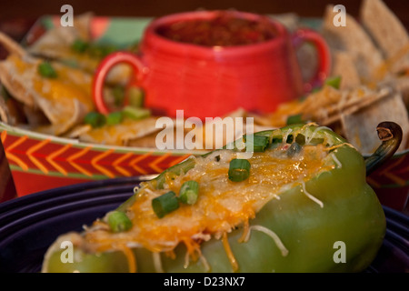 Gefüllte Paprika und Nachos Stockfoto