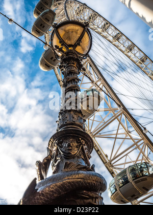 Die Touristenattraktion London Eye Millennium Ferris Wheel, Blick von unten mit einem verzierten Laternenpfosten im Vordergrund, aufgenommen am 30th. August 2012 Stockfoto