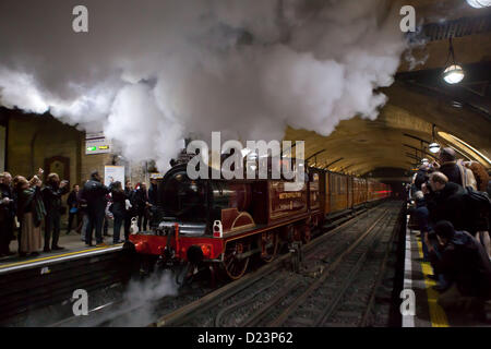 London, UK. 13. Januar 2013 Dampf Zug traf Lok Nr. 1 genannt, tritt u-Bahnstation Baker Street in London. Stockfoto