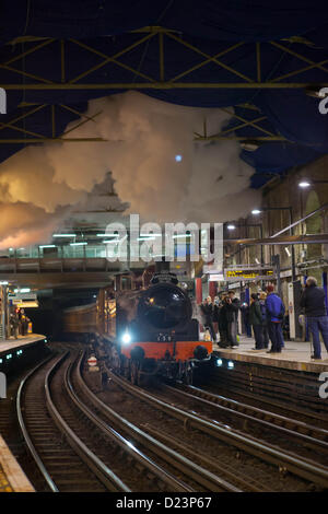 London, UK. 13. Januar 2013 Dampf Zug traf Lok Nr. 1 genannt, tritt Farringdon u-Bahnstation in London. Stockfoto