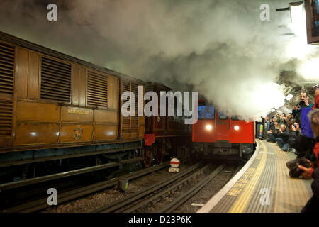 London, UK. 13. Januar 2013 eine weitere moderne u-Bahn übergibt die Dampfmaschine bekannt als trafen Lok Nr. 1 in Farringdon u-Bahnstation. Stockfoto