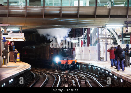 Farringdon Station, London, UK. 13. Januar 2013. Metropolitan Line No. 1 Dampflokomotive Farringdon Bahnhof ziehen einen besonderes Erbe Zug des 150. Jubiläums der Londoner U-Bahn. London, UK. Stockfoto