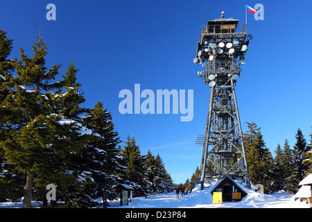 Czech Republic - Turm Cerna Hora (schwarzer Berg) im winter Stockfoto