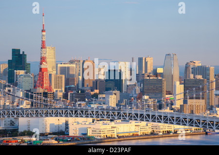 Skyline von Tokyo gesehen von Odaiba bei Sonnenuntergang Stockfoto