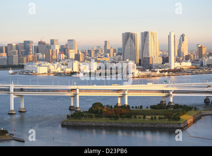 Skyline von Tokyo gesehen von Odaiba bei Sonnenuntergang Stockfoto