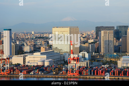 Skyline von Tokyo gesehen von Odaiba bei Sonnenuntergang Stockfoto