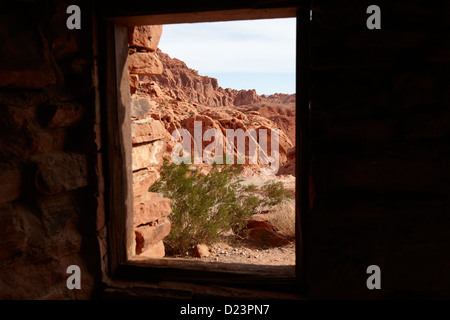 Blick durch Fenster aus inneren des historischen Steinhütte errichtet durch das zivile Conservation Corps in den 1930er Jahren Tal der Stockfoto