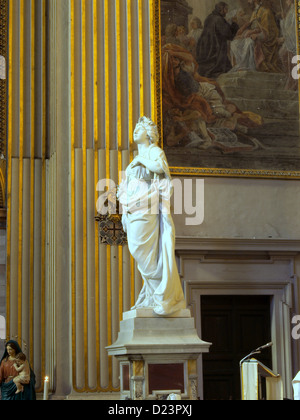 Sant'Andrea della Valle in Rom ist eine berühmte Barockkirche, die für ihre atemberaubende Architektur und reiche Geschichte bekannt ist. Erbaut im 17. Jahrhundert, steht es als Meisterwerk barocker Gestaltung mit einer großen Inneneinrichtung und bemerkenswerten Fresken. Die Kirche ist nach wie vor ein bedeutendes religiöses und kulturelles Wahrzeichen in Rom und zieht Besucher wegen ihrer historischen und architektonischen Bedeutung an. Stockfoto