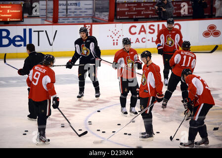 Ottawa, Ontario, Kanada. 13. Januar 2013.  Die Ottawa Senators zurück aufs Eis 13. Januar 2013 für ihre erste Praxis der Trainingslager nach dem NHL-Lockout 12. Januar 2013 offiziell beendet wurde.  Ihre Praxis werden die Fans als eine Geste, um die Fans zurück zu gewinnen zugänglich sein. Ottawa, Ontario, Kanada.  Die NHL-Teams spielen jeweils eine 48 Wildsaison im Gegensatz zu den üblichen 82 Spiele. Stockfoto