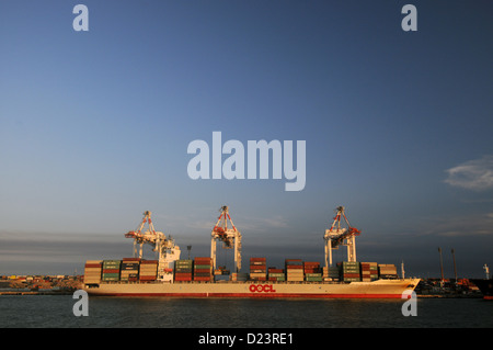 Containerschiff geladen, Hafen von Brisbane, Queensland, Australien. Keine PR Stockfoto