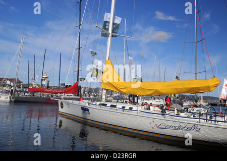 Wild Oats XI (Gewinner) und veteran Yacht Brindabella in Hobart nach Beendigung der Rolex Sydney Hobart Rennen 2012 Stockfoto