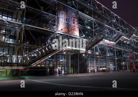 Modern architecture. The Pompidou Centre by night. This huge, modern glass and steel building has become an iconic Parisian landmark. Paris, France. Stockfoto