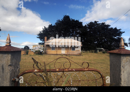 Traditionelle alte Hütte unter Ländereien nördlich von Launceston, Tasmanien, Australien. Keine PR Stockfoto