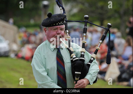 Rohrleitungen-Kandidat bei Killin Highland Games 2011 Stockfoto