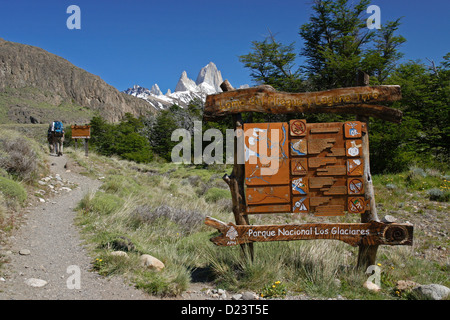 Fitz Roy Bereich der Anden und Trail-Zeichen im Los Glaciares Nationalpark, Patagonien, Argentinien Stockfoto