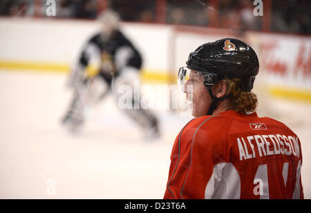 Ottawa, Ontario, Kanada. 13. Januar 2013.  Kapitän Daniel Alfredsson von den Ottawa Senators kehrt in das Eis für ihre erste Praxis der Trainingslager nach dem NHL-Lockout, 13. Januar 2013 in Ottawa, Kanada beendet wurde.  Es ist möglicherweise das letzte Jahr seiner legendären NHL-Karriere. Stockfoto