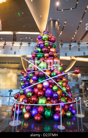Eine sehr moderne und künstlerische Darstellung eines Weihnachtsbaumes auf dem Display an das Aria Resort &amp; Casino in Las Vegas. Stockfoto