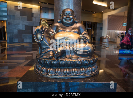 Eine große Bronze Buddha-Statue am Nordeingang des Aria Resort and Casino in Las Vegas. Stockfoto