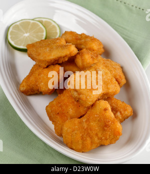 Golden Chicken Nuggets In einer weißen Schale Stockfoto
