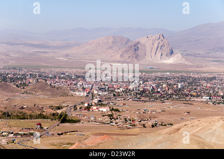 Ein Blick auf die kurdische Stadt Dogubeyazit, im östlichen Anatolien der Türkei, nahe der Grenzen zu Armenien und Iran. Stockfoto
