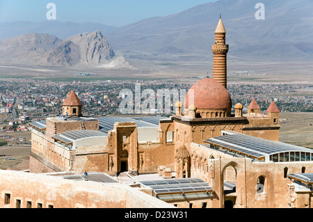 Das 18. Jahrhundert osmanischen Ishak Pasha Palast mit Blick auf die Stadt Dogubeyazit in der östlichen Anatolien in der Türkei. Stockfoto