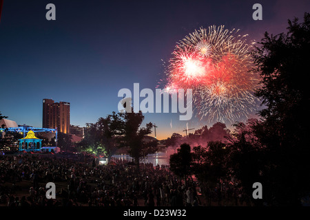 Nachtschwärmer Feuerwerk erleuchten den Himmel in der Abenddämmerung in der Stadt Stockfoto