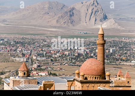 Das 18. Jahrhundert osmanischen Ishak Pasha Palast mit Blick auf die Stadt Dogubeyazit in der östlichen Anatolien in der Türkei. Stockfoto