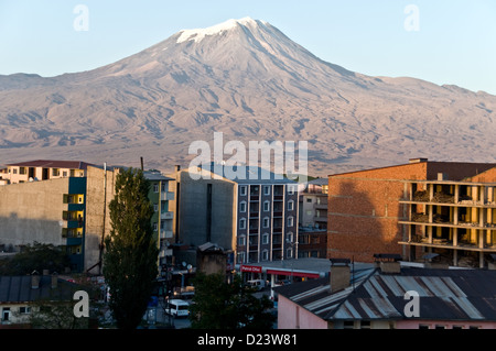 Der Berg Ararat, oder Agri Dagi, eine schneebedeckte ruhenden Vulkanmassiv thront über der Stadt Dogubeyazit in der östlichen Anatolien, Türkei. Stockfoto