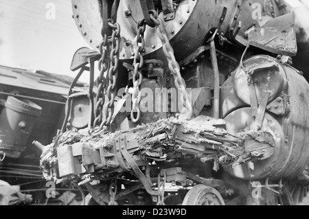 Zerstörten Motor nach einem Eisenbahn-Unfall, in dem die White Mountain Express durch zwei Autos von Bar Harbor Express, nördlich von New Haven, Connecticut am 2. September 1913 stürzte. Stockfoto