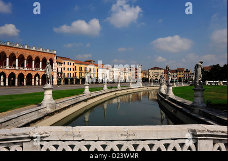 Ansicht der Prato della Valle, Kanal- und Statuen in Padua, Italien. Stockfoto